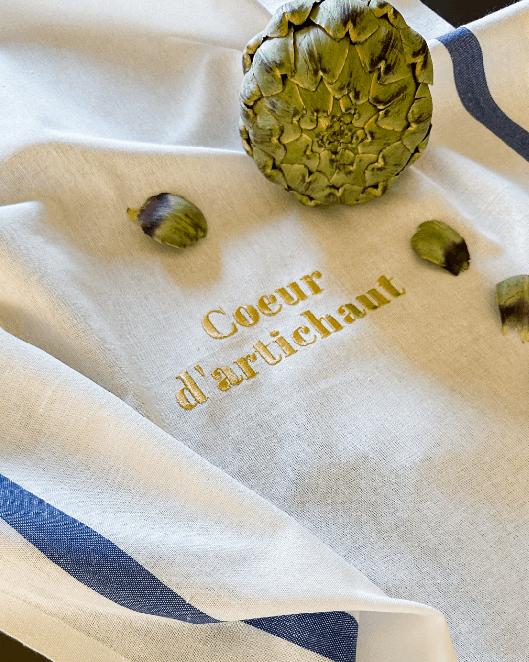 Torchon de cuisine Blanc et Bleu brodé - Coeur d'artichaut - Collection Flirt - Simone Home