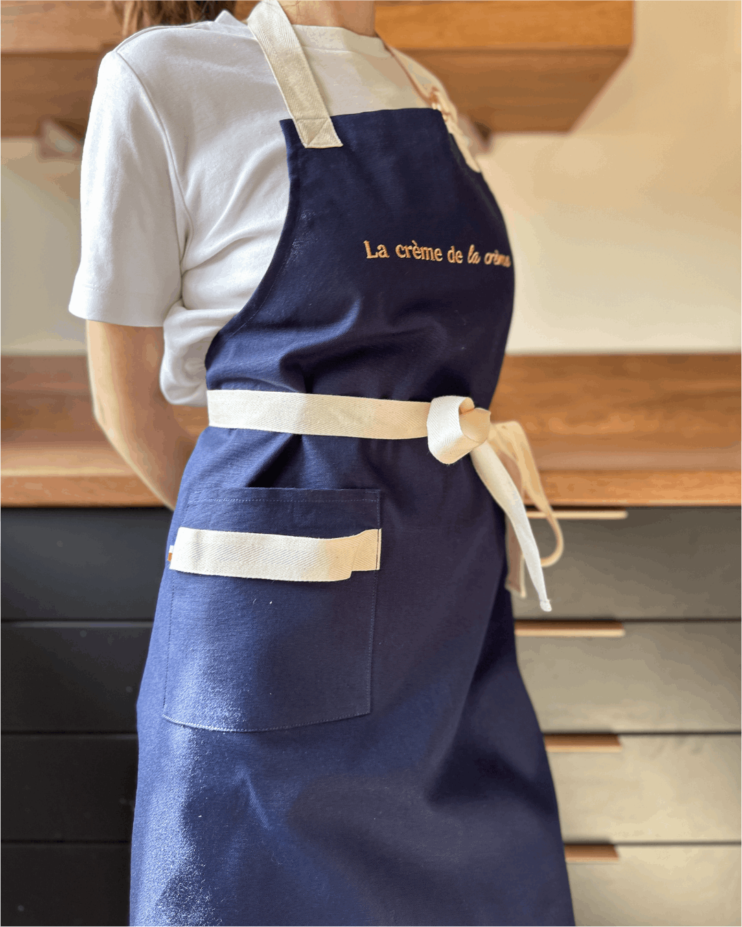 Tablier de cuisine Bleu Marine brodé - La crème de la crème -  Collection Les Grands Classiques - Simone Home