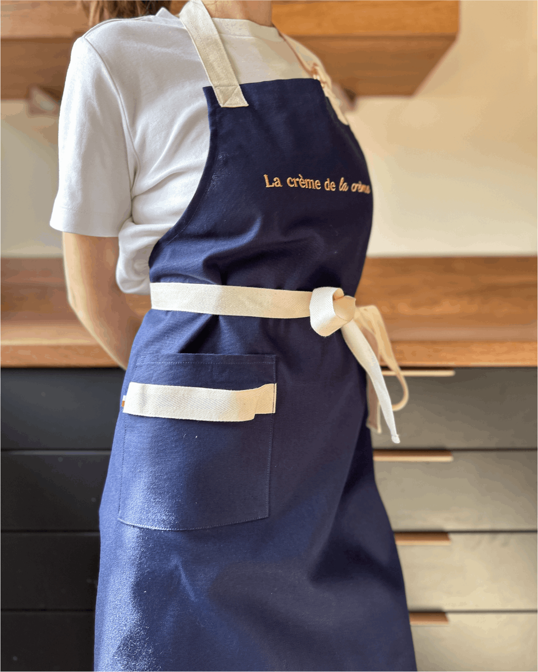 Tablier de cuisine Bleu Marine brodé - La crème de la crème -  Collection Les Grands Classiques - Simone Home 