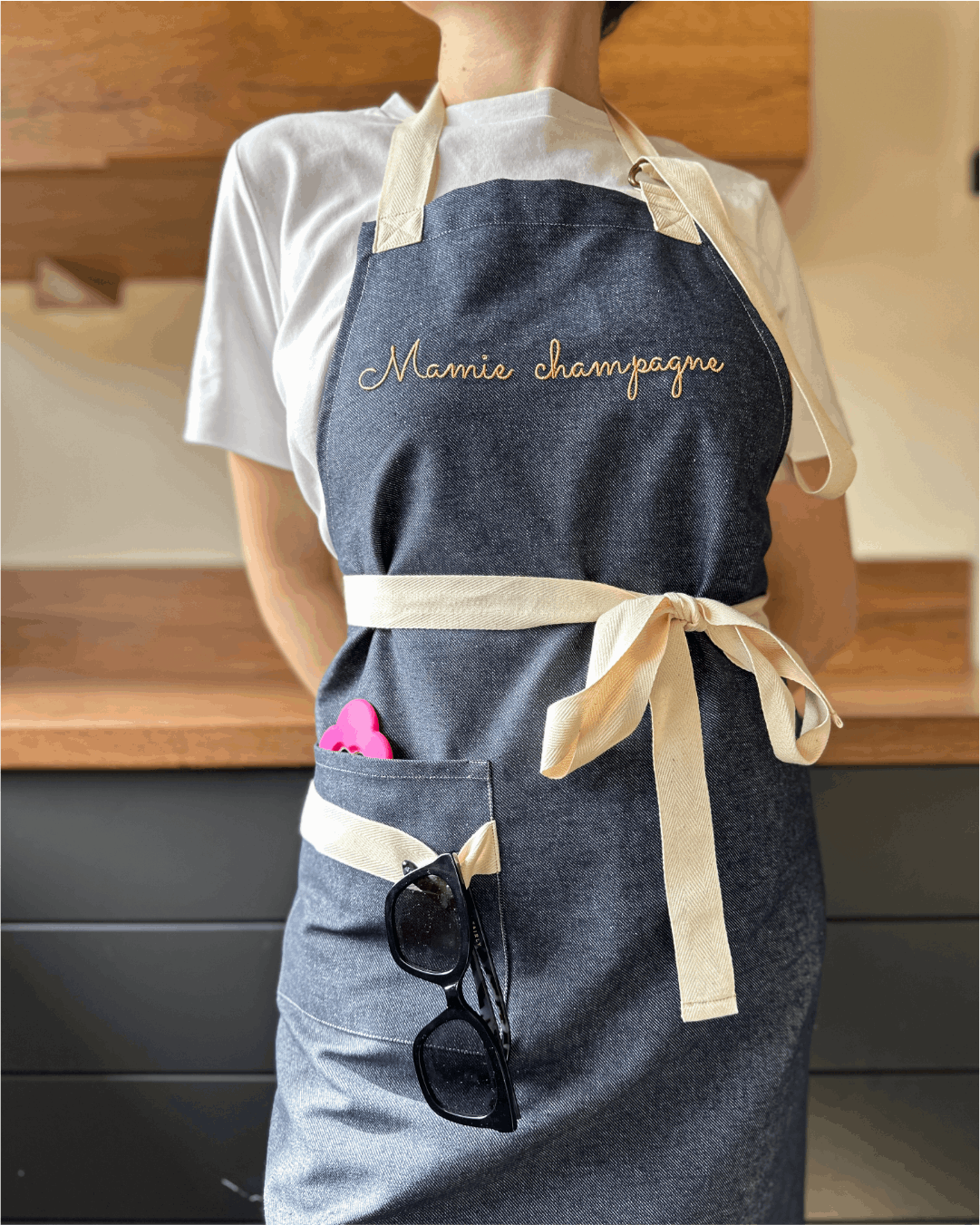 Tablier de cuisine Denim brodé - Mamie Champagne -  Collection La famille - Simone Home 