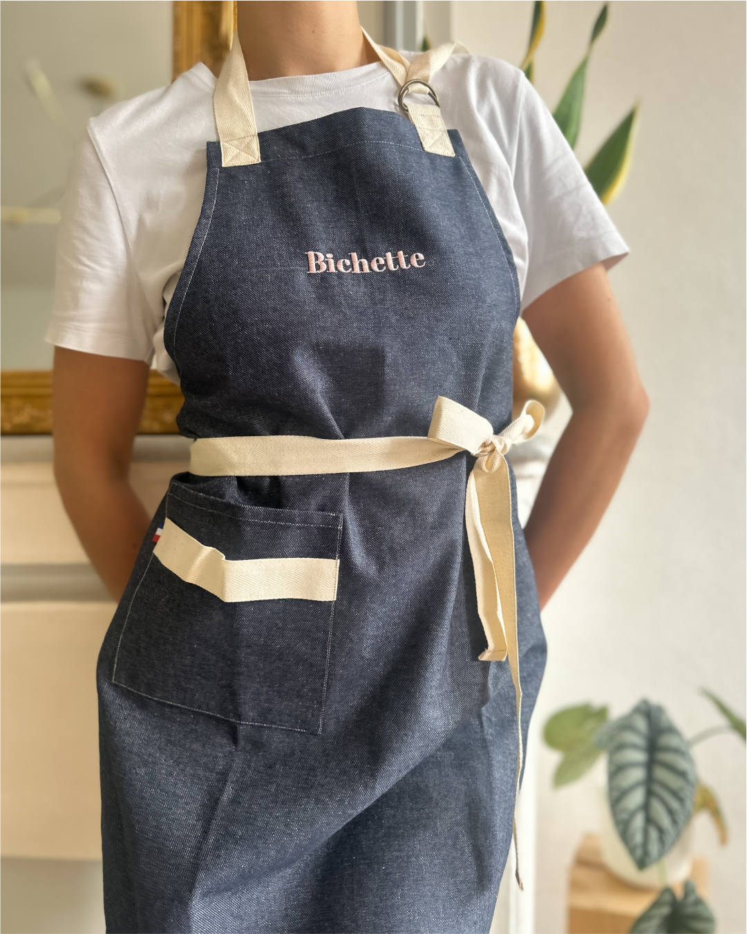 Tablier avec broderie personnalisée - Matière denim - Broderie rose bichette