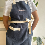 Tablier avec broderie personnalisée - Matière denim - Broderie rose bichette