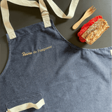  Tablier de cuisine Denim brodé - Reine de l'emporter -  Collection Cata de la cuisine - Simone Home 