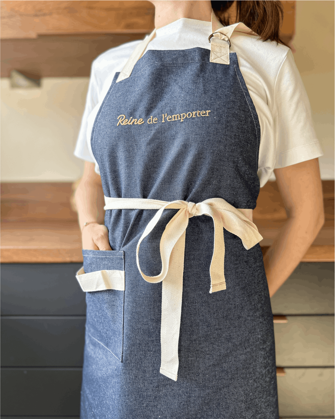  Tablier de cuisine Denim brodé - Reine de l'emporter -  Collection Cata de la cuisine - Simone Home 